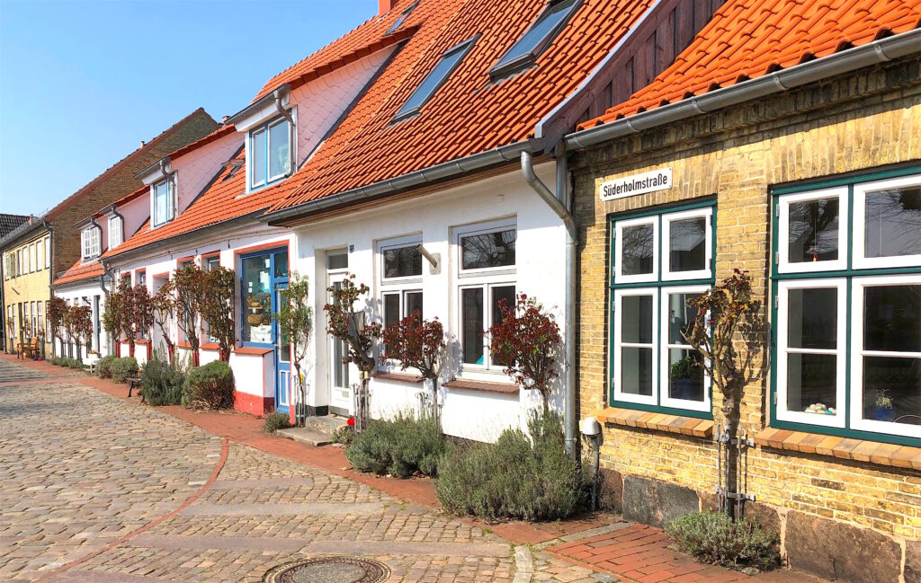 ein Spaziergang durch die Fischersiedlung Holm bei Schleswig: hier die Süderholmstrasse