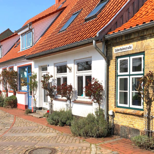 ein Spaziergang durch die Fischersiedlung Holm bei Schleswig: hier die Süderholmstrasse