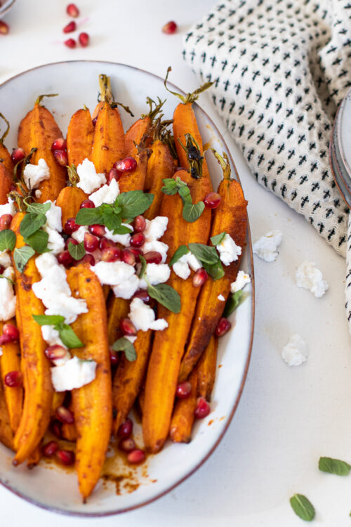 Ofenmöhren mit Ziegenfrischkäse und Granatapfelkernen