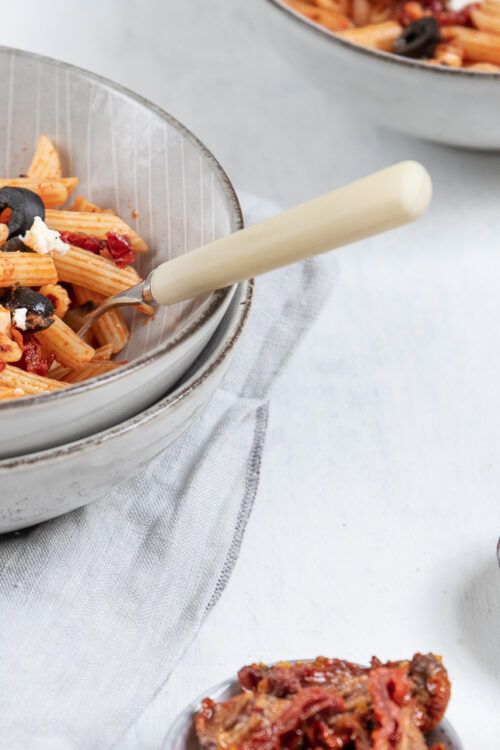 Rezeptquickie zum Wochenende: unser „roter“ Nudelsalat