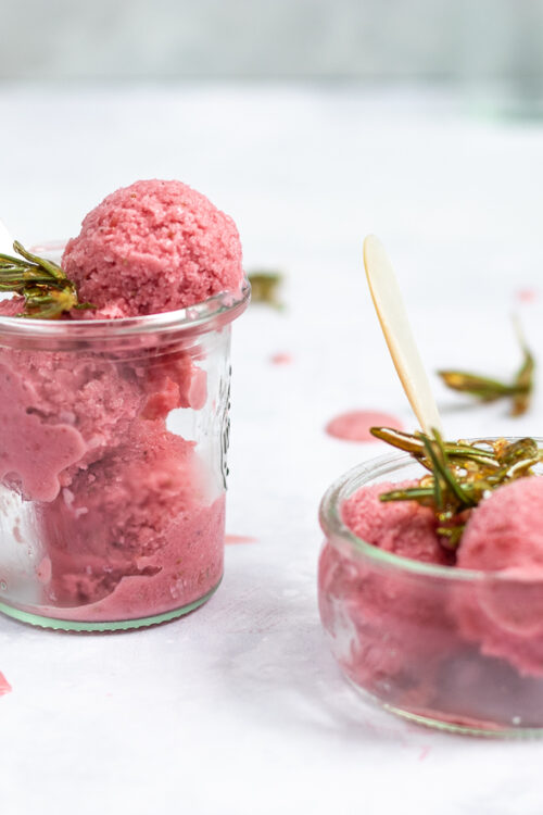 Fruchtig-frisches Erdbeer-Joghurt-Granité: ein schnelles (veganes) Sommerdessert