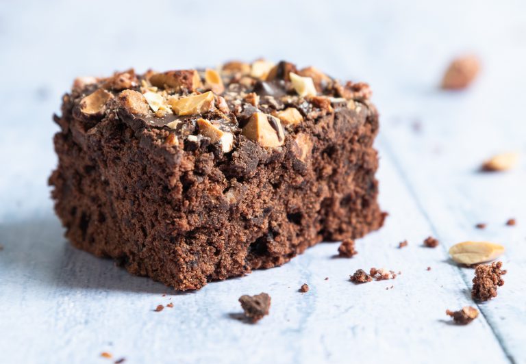 Saftig-schokoladiger Gewürzkuchen mit einem crunchigen Topping aus ...