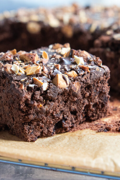 Saftig-schokoladiger Gewürzkuchen mit einem crunchigen Topping aus gebrannten Mandeln