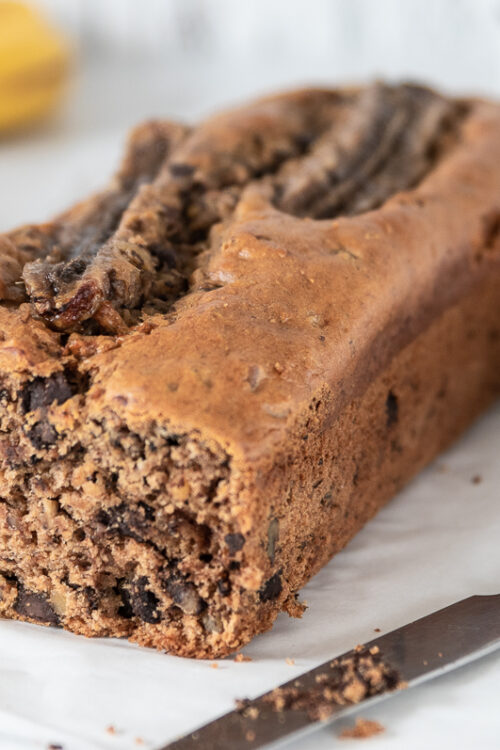 Veganes Bananen-Brot mit Schokolade & Nüssen: das bringt uns auch durch diesen Lockdown