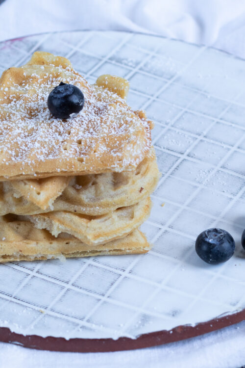 Vegane Waffeln: samtig, lecker und ohne Zucker. Ein Grundrezept, das garantiert gelingt!