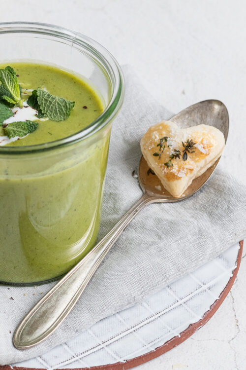 Jetzt wird’s romantisch: feines Erbsen-Minz-Süppchen mit Blätterteigherzen und ganz viel Amore