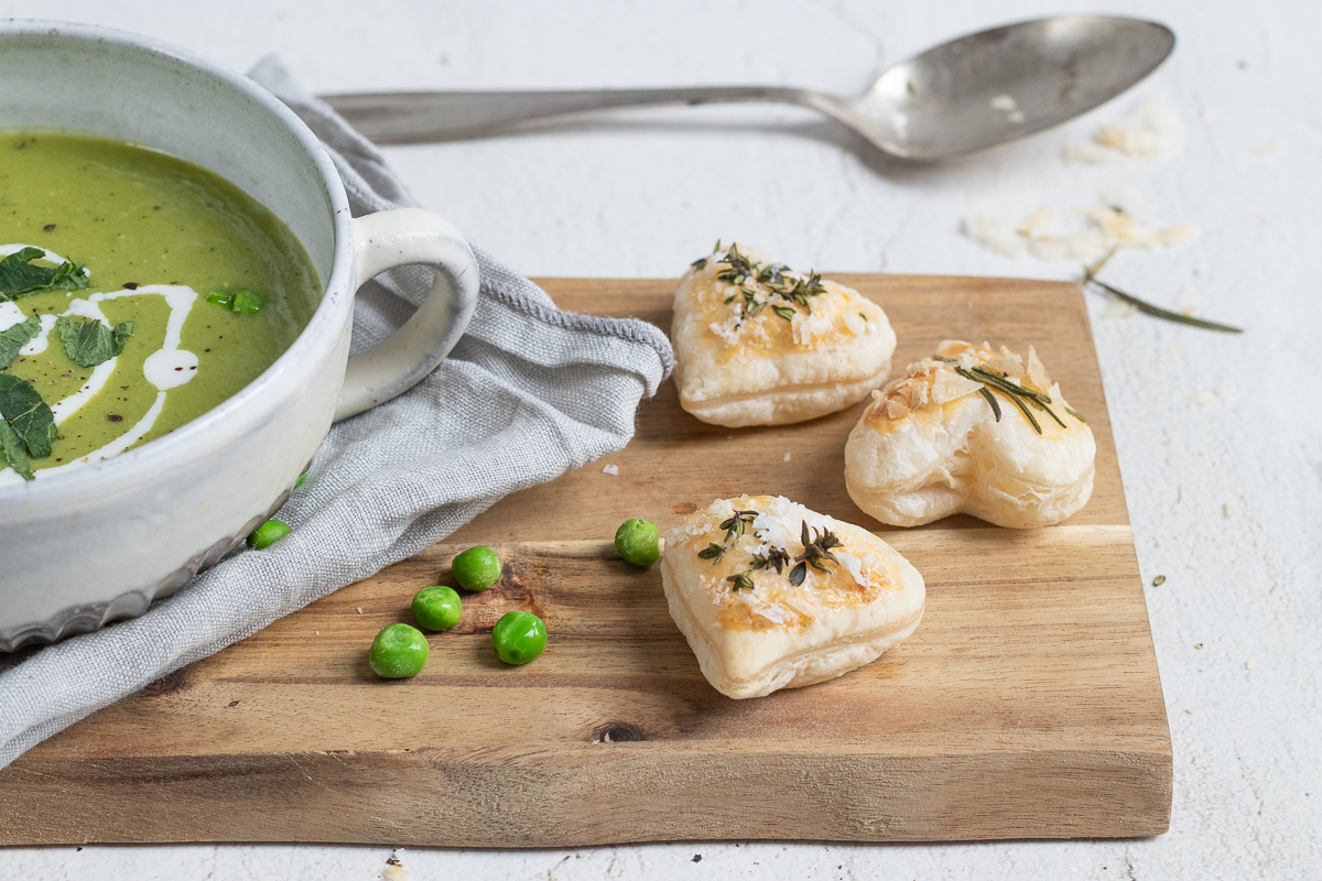 Jetzt wird’s romantisch: feines Erbsen-Minz-Süppchen mit ... Jetzt wird’s romantisch: feines Erbsen-Minz-Süppchen mit ...