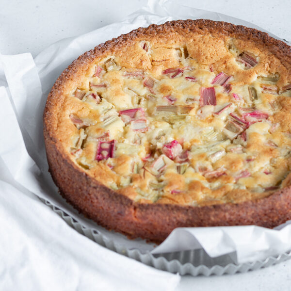 weißer Kladdkaka mit Rhabarber | weißer Schokokuchen