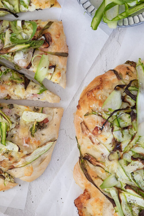 Rezeptquickie zum Wochenende: herzhaft-fluffiges Spargel-Flatbread