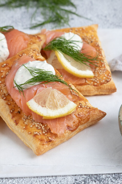 Aus der schnellen schwedischen Sommerküche: Lachs-Blätterteig-Schnitten mit Dill & Meerrettich