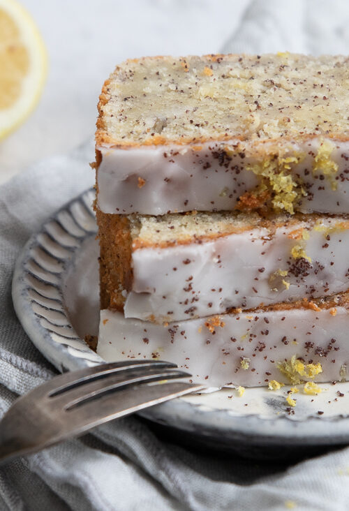 Weil sauer einfach lustig macht: saftiger Zitronen-Mohn-Kuchen mit Ricotta und Brombeeren