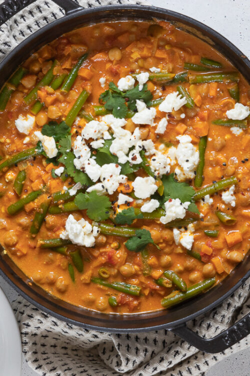 Veganes Feta-Kichererbsen-Curry: der Rezeptturbo für die schnelle Feierabendküche