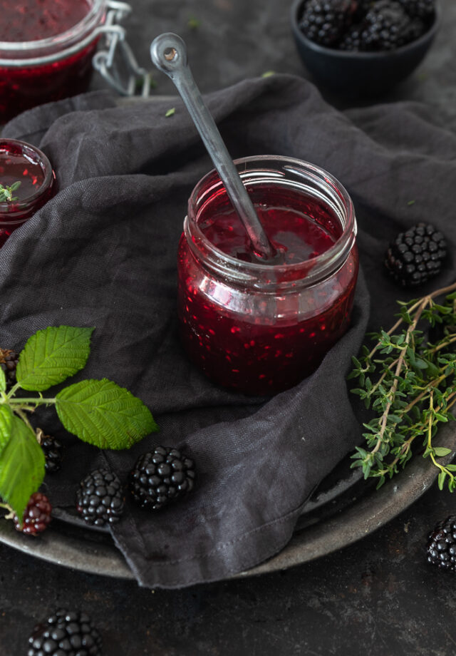 Jetzt geht’s ans Eingemachte: sommerliche Brombeer-Thymian-Marmelade ... Jetzt geht’s ans Eingemachte: sommerliche Brombeer-Thymian-Marmelade ...