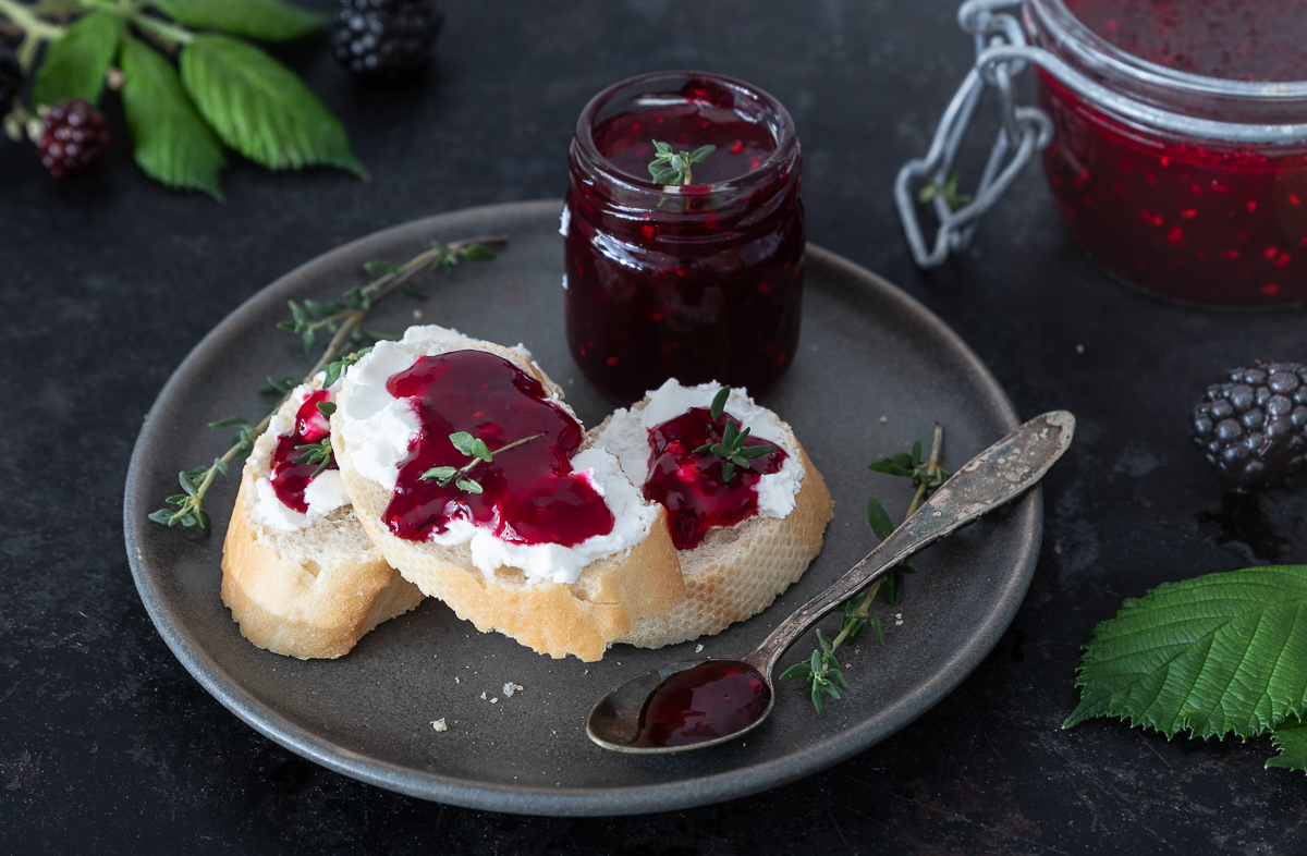 Jetzt geht’s ans Eingemachte: sommerliche Brombeer-Thymian-Marmelade ... Jetzt geht’s ans Eingemachte: sommerliche Brombeer-Thymian-Marmelade ...