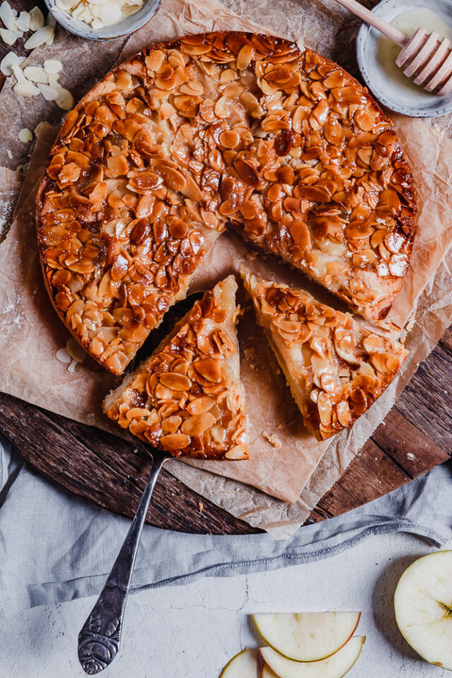Herbstlicher Kladdkaka mit Äpfeln und Mandel-Karamell-Crunch - my daily ...