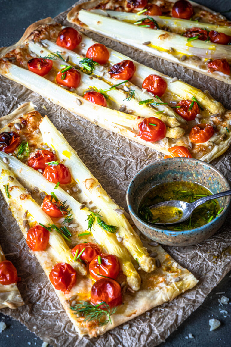 Backen im Frühling: Spargel-Flammkuchen mit Cherrytomaten