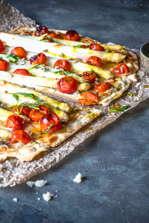 Backen im Frühling: Spargel-Flammkuchen mit Cherrytomaten