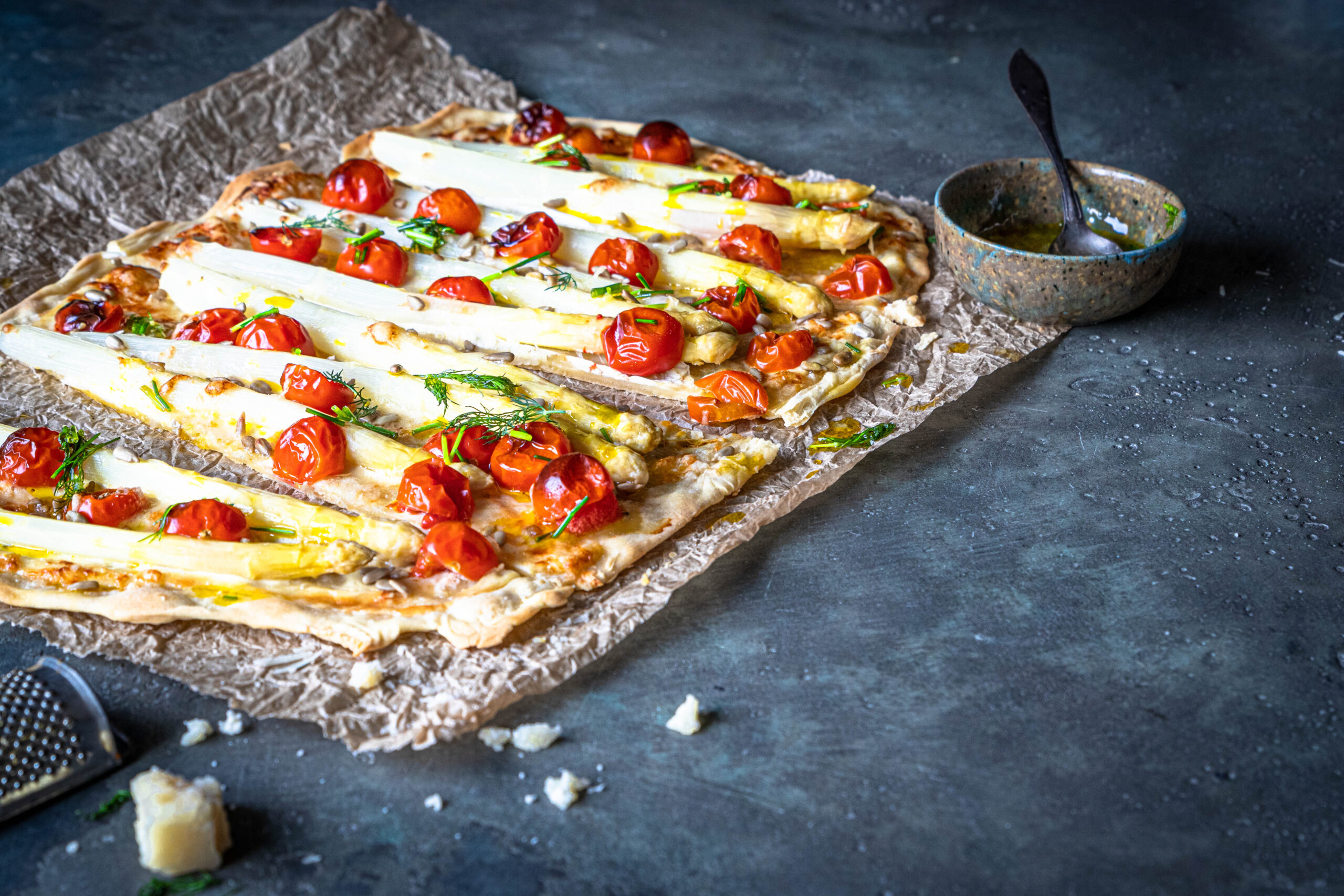 Backen im Frühling: Spargel-Flammkuchen mit Cherrytomaten - my daily ...