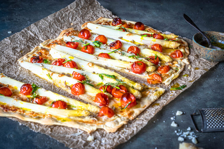 Backen im Frühling: Spargel-Flammkuchen mit Cherrytomaten