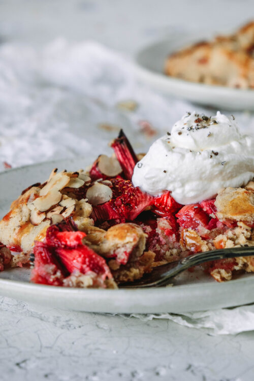 Vom Garten auf den Teller: Fruchtige Rhabarber-Erdbeer-Galettes zum Dahinschmelzen