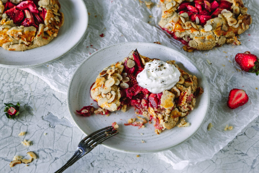 Vom Garten auf den Teller: Fruchtige Rhabarber-Erdbeer-Galettes zum ...