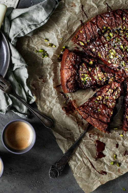 Gruß aus Schweden: Schneller  „Kladdkaka“ mit Pistazien