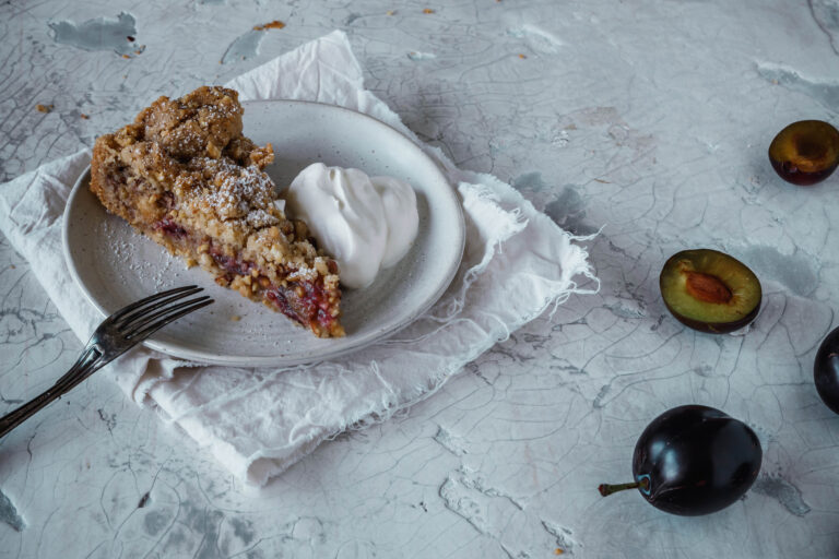Schneller Pflaumenkuchen mit Nussstreuseln - my daily mee(h)r