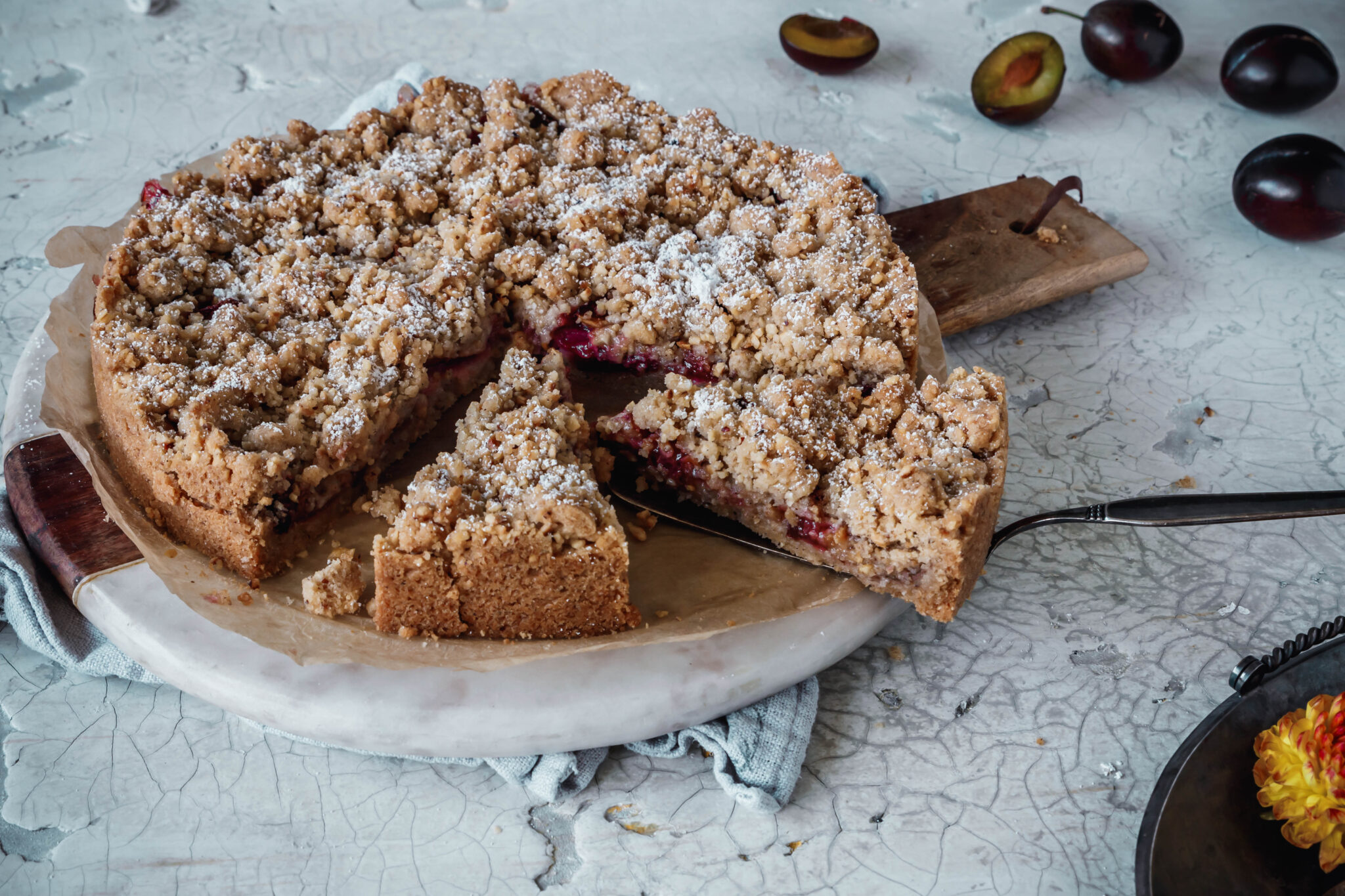 Schneller Pflaumenkuchen mit Nussstreuseln