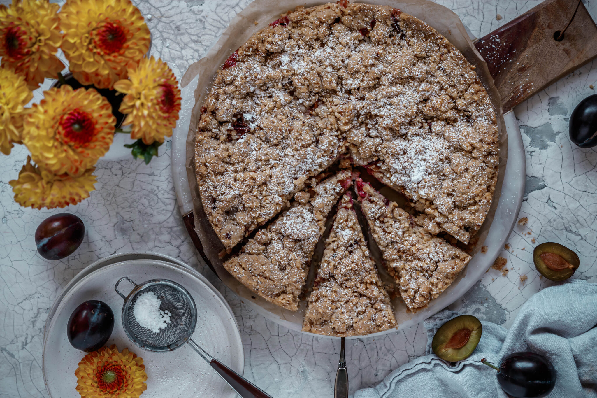 Schneller Pflaumenkuchen mit Nussstreuseln