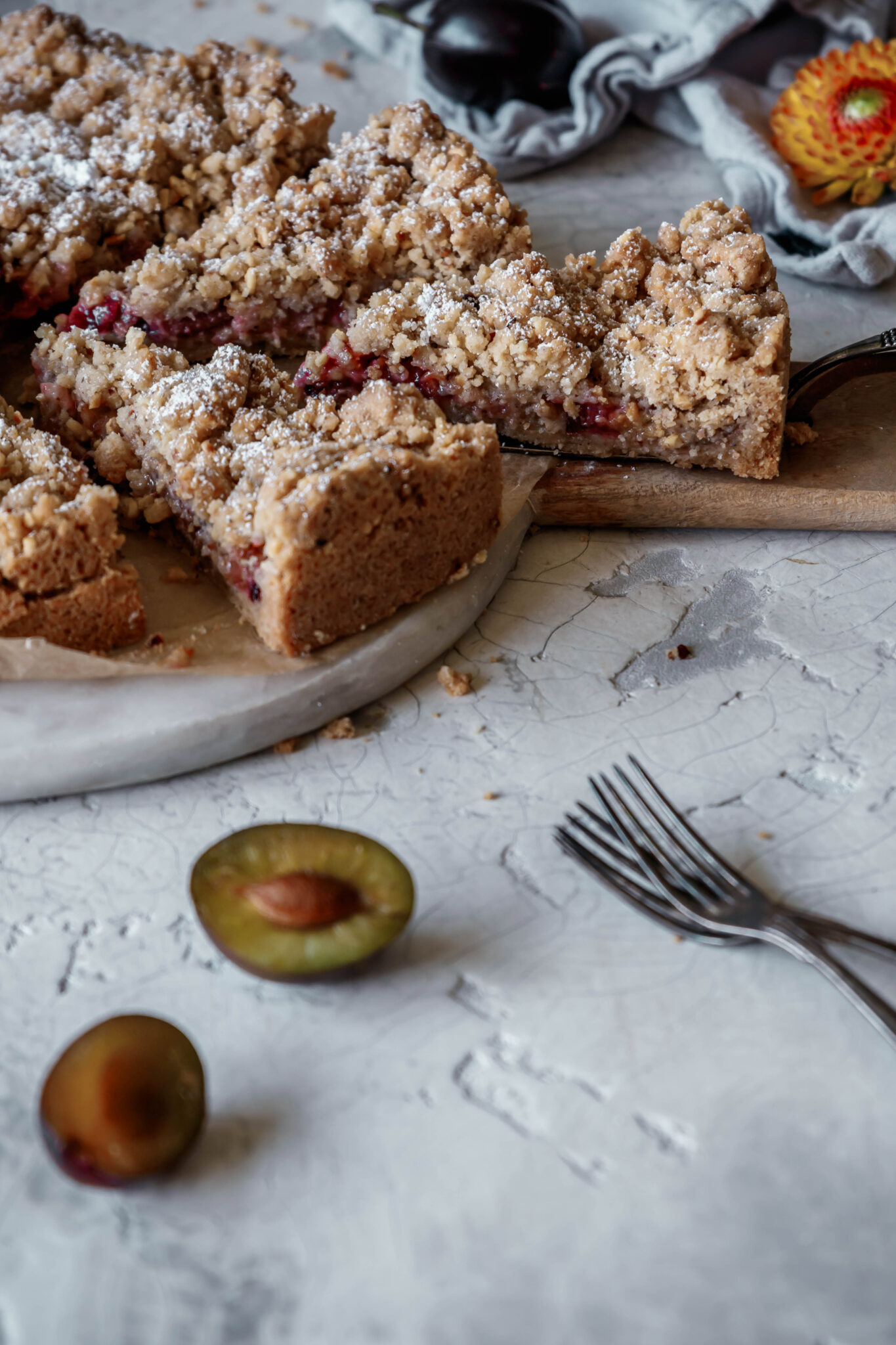 Schneller Pflaumenkuchen mit Nussstreuseln