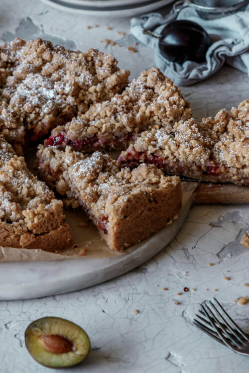 Schneller Pflaumenkuchen mit Nussstreuseln